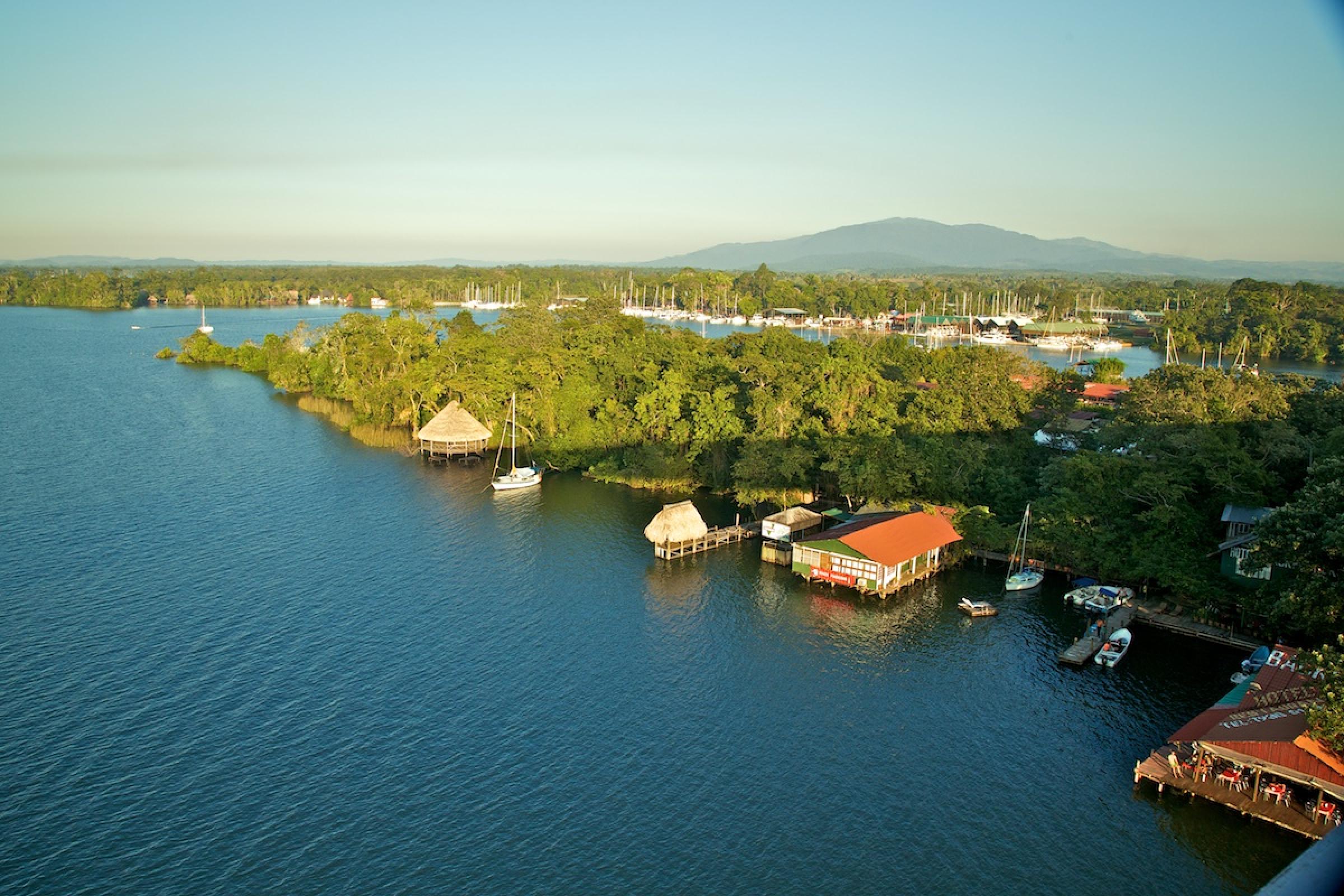 lago de izabal visto desde el puente rio dulce